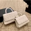 Designväska axelväskor kvinnor solid färg handväska kaviar läder lyx varumärke crossbody väska kvinnliga plakar hanterar handväskor 240515