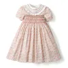 Платья девочки 2025 Ретро цветочные детские платье для девочки вышитые линии дышащие дымовая детская одежда пуговица повязка детская одежда 240508