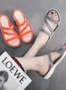 Terlik Yaz yumuşak tabanları moda plajının dışında sandalet giyiyor Kadınlar boş zamanlar tek ayakkabı kapağı flip floplar