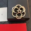 Luxus 18K Gold-plattierte Brosche gestaltete Designer Camellia Blumenform für charmante Frauen hochwertige Brosche Boutique Kleidung Brosche Box