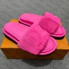 Sandalias de diseñador Mujeres parejas Piscina Condates de almohada Toboganes de cuero para mujer Sandalia sandalia de verano zapatos planos de verano Crocs Tobas Tobogán con caja