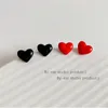 Boucles d'oreilles mignonnes en forme de coeur adaptées aux filles rouges et noir de mariage en métal simple bijoux de mode de mode en gros cadeaux Q240507