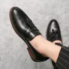 Scarpe casual d'affari uomini da uomo in pelle spina matrimoni da ufficio giornaliero puntato con punta comoda copertura del piede per l'uomo