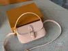 Sac à corps crossbody de créateur de sacs à main rose pour femmes authentique baguette en cuir diane sac à bacs en bosses en pendrier