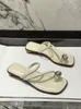 Kända kvinnors sandaler designer glidande läder sandaler dubbel metall svart och vit brun sommar