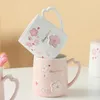 Tassen Keramik süße rosa weiße Farbe Kirschblüte Blumenmuster Kaffee Becher Frühstück Milk Office Wasser Tasse mit Löffel und Deckel