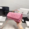 Frauen Kaviar winziger Klappenbeutel oben in der Verarbeitung von Leder, das die Diamantkristall Luxushandtaschen Crossbody Designer -Taschen C WXUD nähen