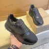 2024 scarpe designer di lusso di nylon e sneaker in pelle spazzolata triangoli uomini scarpe casual sneakers in tessuto tecnico tessuto grossola piena di gomma leggera camminata