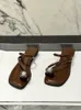 Kända kvinnors sandaler designer glidande läder sandaler dubbel metall svart och vit brun sommar
