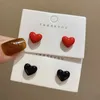 Boucles d'oreilles mignonnes en forme de coeur adaptées aux filles rouges et noir de mariage en métal simple bijoux de mode de mode en gros cadeaux Q240507