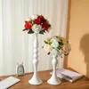 キャンドルホルダーキャンドルライトディナーライトラグジュアリーキャンドルスティックデコレーションヨーロッパのロマンチックな結婚式のテーブル白い鉄