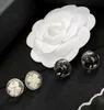 Brand Fashion Pearl Jewelry Orecchini bianchi nero Acrilico Orecchini a fiori di camelia nera Design Orecchini per feste di nozze 5643073