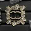 Einfache Designer -Marke Briefe Brosche 18K Gold plattiert Luxus Titanium Stahl Geometrie Schmuck Brosche Perle Pins heiraten Hochzeitsfeier Geschenke Pullover Stoff Accessoires