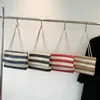 Totes bolsas de ombro de palha listradas com várias coloridas