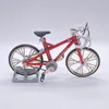 装飾的な置物1PCカラーランダム自転車スケールモデルの装飾品1:12ドールハウスミニロイバイクシミュレーションモデル