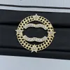 Титановые стальные броши дизайнер C-буквы B-букв Brooch Brooch Pins Inlay Pearl 18k золота с золотой шарнир