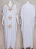 2024 Elegant Gold Broidered Kaftan Retro Vneck Robe blanche plus taille Femmes Vêtements Summer Beach Wear Robes de vacances Q1373 240420