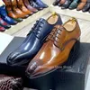 Chaussures décontractées en cuir marron sculpté à bout pointu.