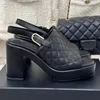 2024 SUMPLEM NOVO CHEGOM mulheres peep dedo toe grossa sandálias de pista de runway designer de marca de alta qualidade slingback strap fêmea fêmea designer sandálias