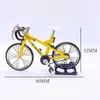 装飾的な置物1PCカラーランダム自転車スケールモデルの装飾品1:12ドールハウスミニロイバイクシミュレーションモデル