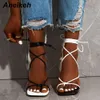 2023 Fashion Sexy Lace Up Women Sandals Punta quadrata 9 cm Spettali a croce sottile Scarpe da festa alto tallone Bianco Bianco 35-42