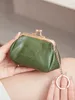 Retro Mini Lock Clip Coin Purse Portable quotidien portable et mignon sac de rangement à main pour les filles Couleur solide simple clé 240423