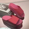 Designer Sandaler Kvinnor tofflor Tjock Soled Non Slip Soft Soled Fashion Home Slippers Women bär strandflip-flops gummibaserade