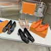 Designer klänning sko slingback sandal pumpar kvinnor enstaka skor patent läder fyrkantiga block klackar bokstav lyx eleganta gentles chunky high klackar storlek 5.8 05