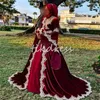 Robe de soirée traditionnelle Bourgogne Morrocan avec appliques en or Velvet Muslim Arabe Dubaï Robes de bal à manches longues Robe formelle Indian Abaya 2024 Robe de Mariage