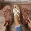 Sapatos casuais Sandálias planas femininas europeias American Fashion Lightweight confortável praia de férias ao ar livre 2024