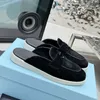 Designer loafers män skor platt mules läder loafer kvinnor casual skor triangel paljett sandaler klassisk spänne rund tår skjutreglage sommarstrand tofflor