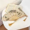 Produkte im chinesischen Stil Neue chinesische Seidenklappfan Holz Shank Classical Dance Fan Hochwertige Quasten elegante weibliche Fan Home Dekoration