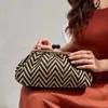 Sac à main à rayures élégantes avec boucle et boucle d'épaule de boucle noire adaptée aux mariages et danses 240425