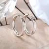 Avec des boucles d'oreilles exquises en boîte avec conception de diamant de haute qualité luxe à la mode simple en or plaqué avec une boucle d'oreille originale de chariot