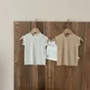 T-Shirts 2024 Sommer Neues Baby Spitze Ohrhärme und Tanktop Girl Sweet Elastic Elastic Soft T-Shirt Childrens O-Neck Beige leichte Kaffee Dressl2405