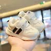 Sneakers Baby Miękkie buty do chodzenia w Zimowych chłopcach i dzieciach anty poślizgu Dwa bawełniane nachylenia damskie dzieci z aksamitem H240509