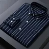 Herrklänningskjortor Mens randiga skjortor Formale Casual Printed Plaid Shirt Långärmning Slim Fit Botton Down Manlig Office Business Dress Shirt M-5XL D240427