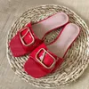 Nouveaux sandales de créateurs Classic Fashion Slippers pour femmes Éléments décoratifs en cuir Chaussures intérieures Gold Vlogo Signature Calfskin Flats Sandales