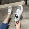 Chaussures décontractées Designer Fashion Tendance des femmes 2024 Anime Righestone Canvas Mirvas Luxury Running Women Femmes Bottom Sneaker Automne