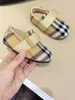 Nowe buty maluchowe Wysokiej jakości buty dla niemowląt Rozmiar 20-25 pudełka opakowanie Multi kolorowe pasiaste wzór Buty do chodzenia 24 May