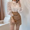 Blouse en dentelle à manches longues printemps été 2024 Corée Femmes Sexy Hollow Out Flower White Lace Basic Shirt Top plus taille élégante Blouse de travail de bureau élégant