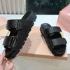 Tasarımcı Sandallar Kadın Dokuma Sandale Düz Sandal Ayakkabıları Yeni Sportif Günlük Açık Ayak Ayakkabı Metal Mektup Sihirli Teyp Sliders Yaz Güneşli Plaj En Kalite Açık Dışarıda Ayakkabı