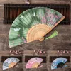 Produkte im chinesischen Stil Seiden Blumen gedruckt Faltlüfter Chinesisch Stil Vintage Muster Quasten Pendellanhand gehaltener Fan Dance Party Ornamente Home Decor