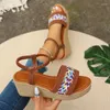 Sandálias de cores mistas de salto alto alça de fivela moderna sapatos femininos à venda 2024 moda rasa