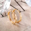 Avec des boucles d'oreilles exquises en boîte avec conception de diamant de haute qualité luxe à la mode simple en or plaqué avec une boucle d'oreille originale de chariot