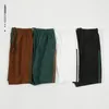 Ligne de vêtements pour hommes avec des rayures contrastées Sport Capris Pantalon court de basket-ball de basket-ball lâche et respirant