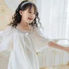 Pijama 2022 Novo primavera Summer Girls Home Wear Sweet Princess Style Girldress Nightdress de manga curta Laca fina camisa de malteira suave T240509