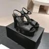 Najwyższej jakości platforma Obcasowe Sandały skórzane PEEP-TOE Pasek kostki Chunky Block Obcasy Sukienka Buty Luksusowe designerskie buty wieczorowe na wysokim obcasie z pudełkiem 120 mm