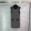 豪華なデザイナーの女性のTシャツ2024夏の新しいスタイリッシュでスタイリッシュな色のストライプの金属装飾編みの女性向けの3ピースセット