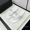 2024 ontwerpers sandalen vrouwen slippers metaalgesplantige strandschoenen echte lederen loafers mode klassieke bloemenbrocade glijbanen flats rubber warmte